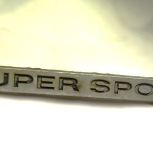 Emblema/emblema de para-lama de metal vintage Chevrolet/Chevy Super Sport dos anos 60 - El Camino/Chevelle/Nova/Impala ++ 5 x .5 - OEM - Número da peça 27023