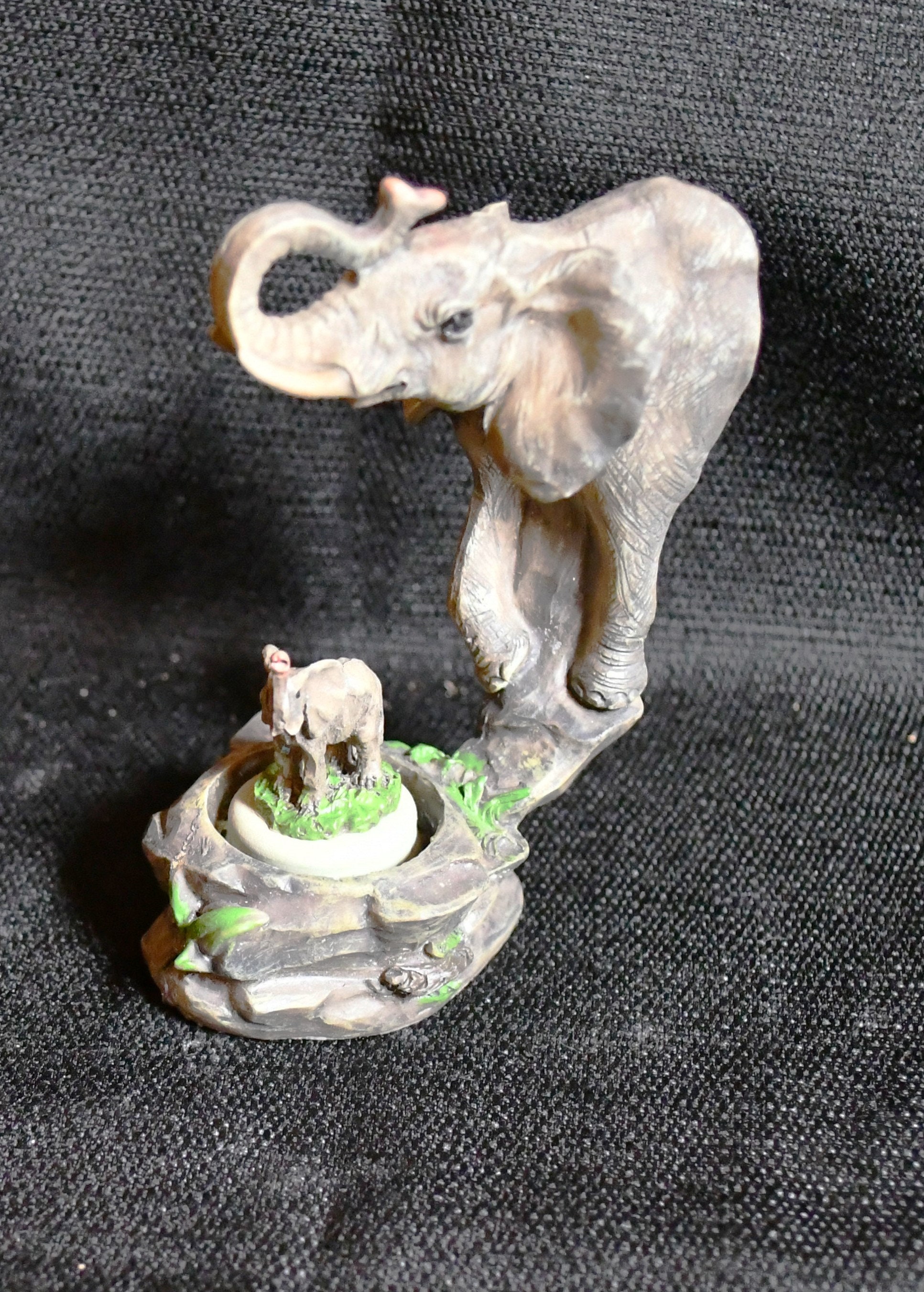 鼻を上にした2頭の象のビンテージ樹脂製置物 - 赤ちゃんと母親 - Etsy 日本