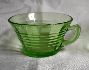 1930年代のヴィンテージ、大恐慌時代のガラス製品。緑色のウランガラス