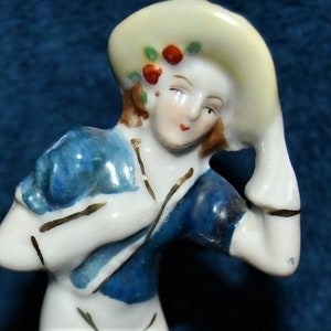 ¿Vintage de los años 50? Figura de porcelana de dama victoriana caminando en un día ventoso - Marcado Hecho en Japón en la parte inferior