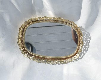 Bandeja de tocador vintage de mediados de siglo con espejo - Ovalada ornamentada con filigrana dorada - Medidas: 8" de largo x 6" de ancho x 1" de profundidad