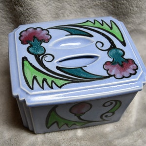 Vintage keramikstycke - Rektangulärt med lock och sänkbara handtag på locket / behållare? - Handmålat / Båda delarna handmålade - Tillverkad i Japan