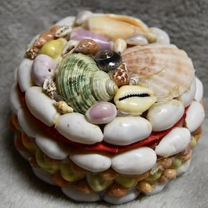 Vintage Retro / Kitchy / Folk Artish Sea Shell Covered Round Trinket Box Sea Shell Encrusted With Hinged Lid - Red Inside & On The Bottom