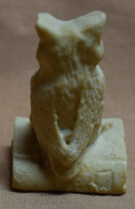 本の上に座っているヴィンテージの硬質プラスチック/樹脂製のフクロウ