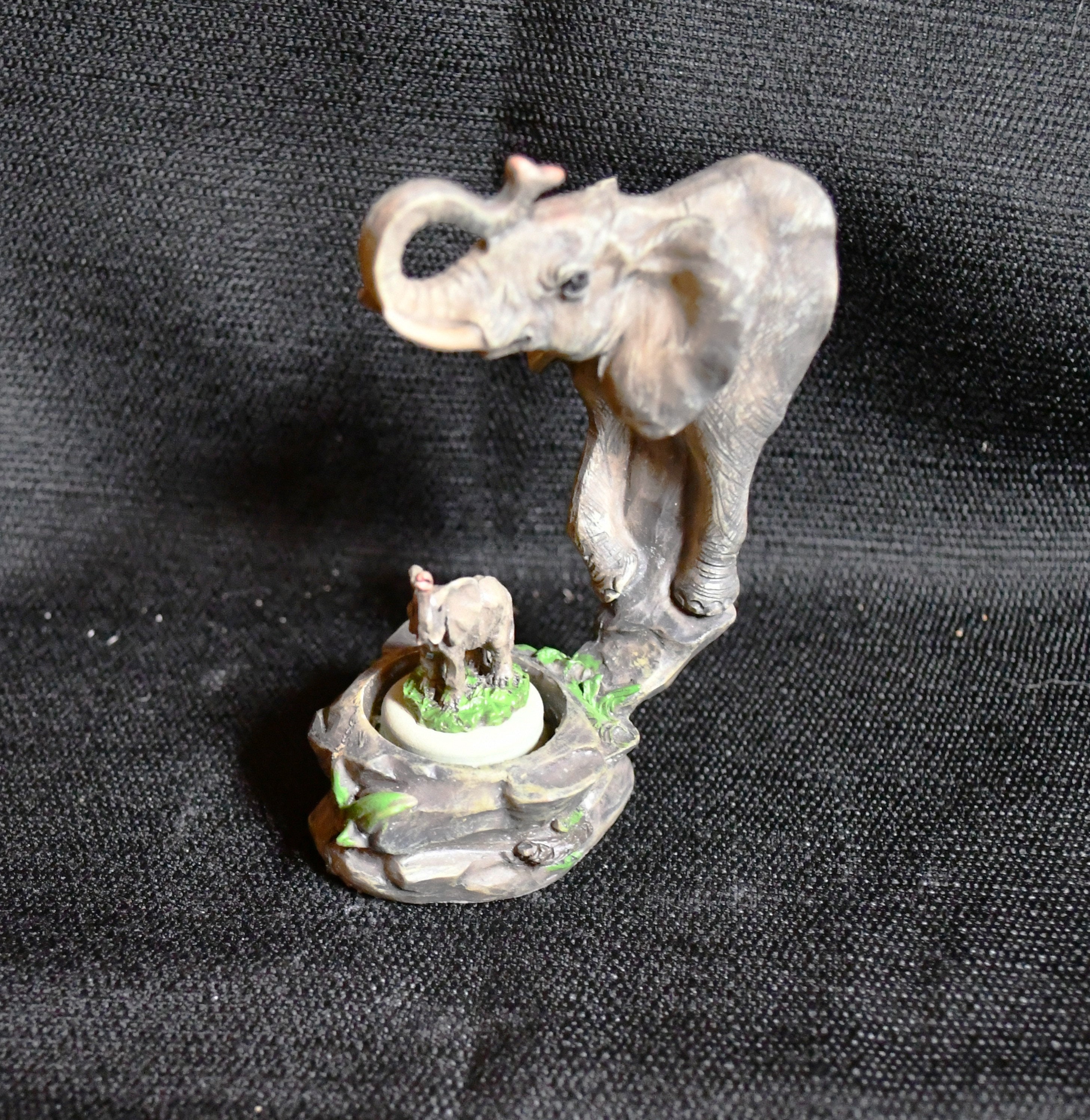 象2頭 置物 鼻を上にした2頭の象のビンテージ樹脂製置物 - 赤ちゃんと母親 - Etsy 日本