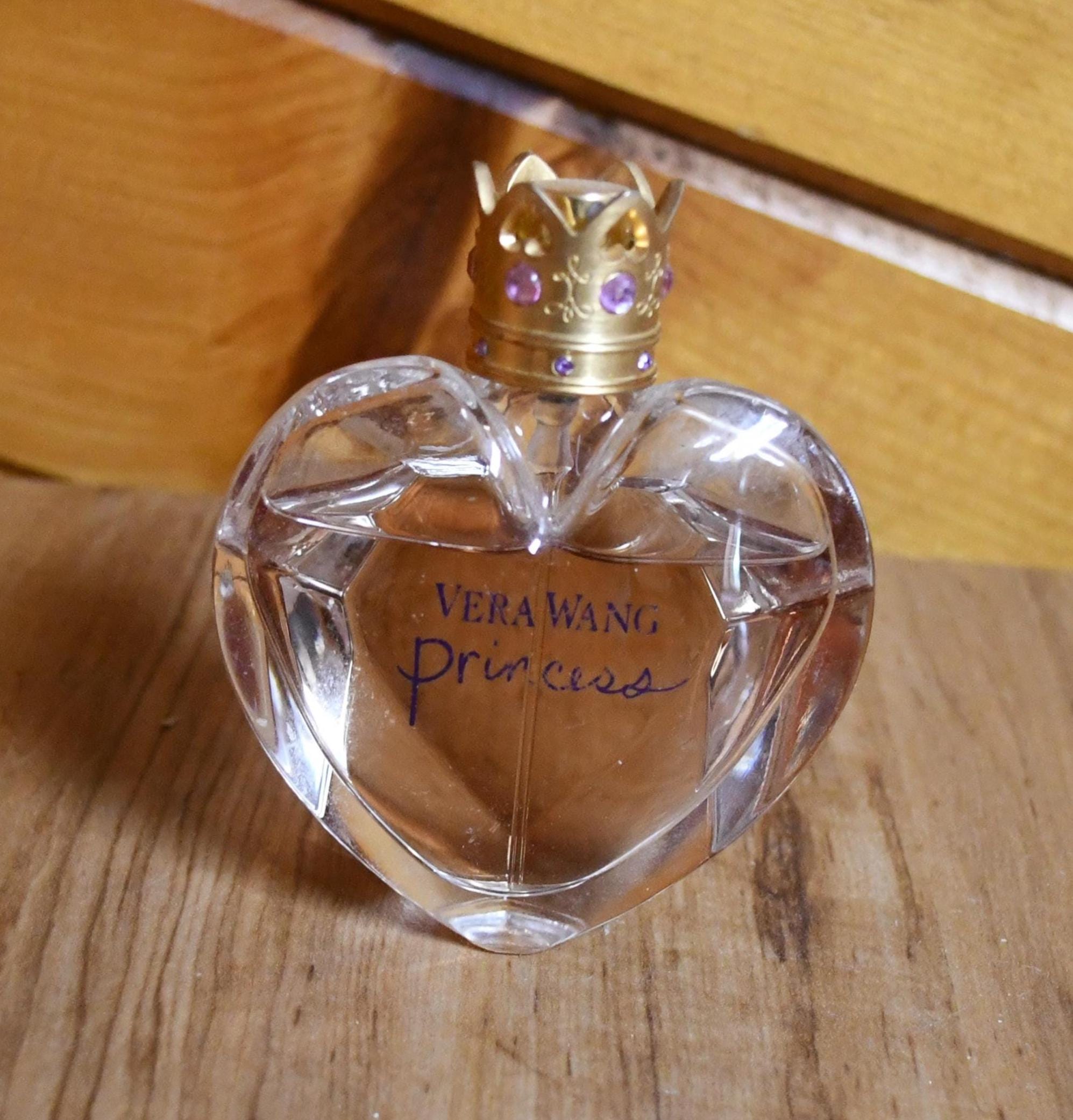 Vintage heart shaped perfume bottle España