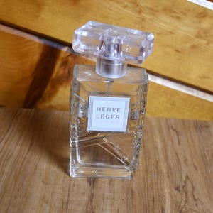 Sehr seltener eingestellter Herve Leger - Femme Eau de Parfum Spray von Avon - 1,7 FL Unzen / 50 ml - Etwa 2/3 voll.