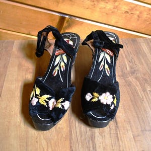 Vintage 1940’s Philippines Wooden Sandals/Shoes - Carved Village Scene On Sides Black Velvet Straps W/Purple & Pink Florals - Size 6-9" Long
