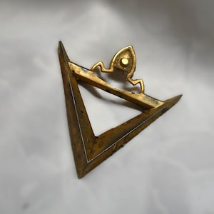 Emblema / emblema vintage Lincoln Premier Knight Fender 1957 - Número da peça BAJ5825666 (??) - Medidas 4 x 3,5 polegadas