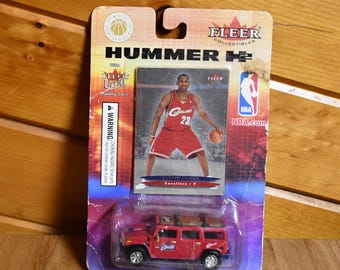 Tarjeta vintage Fleer Ultra de Lebron James/Cavaliers/NBA de 2004 con coche Hummer H2 de los Cavaliers en rojo fundido a presión (algo de desgaste en la tarjeta).