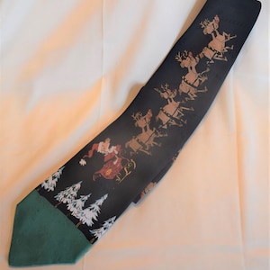 Yule Tide Greetings by MMG Corp / Hallmark Cards Inc / Hallmark Licensing Inc - Mikołaj / Sanie / Renifery - Krawat męski - Standardowa długość