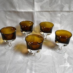 Vintage Set mit fünf Denby-Milnor Crystal Of Sweden Mirage Brown / Amber - Cocktail / Wein / Champagner / Sherbert - 4-Zoll-Stielgläser - EUC