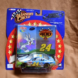 Jeff Gordon / Nascar / 2001 Ganadores Círculo Doble Platino Escala 1-43 / Dupont / Diecast Bugs Bunny Car and Cards