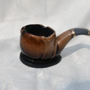 Posacenere vintage Napcoware (?) marrone con decorazioni dorate - in ceramica smaltata a forma di pipa - Dimensioni: 9,5 cm di altezza x 17,8 cm di lunghezza x 7,6 cm di larghezza