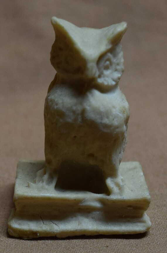 本の上に座っているヴィンテージの硬質プラスチック/樹脂製のフクロウ