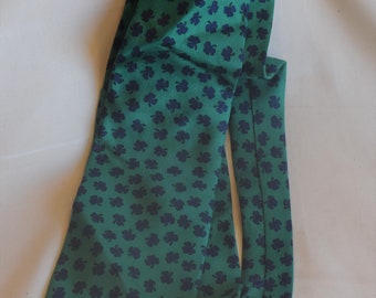 Corbata de hombre de largo estándar con tréboles irlandeses "Erin Go Bragh" de Creative American Designs Alynn Neckware