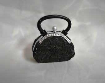 Monedero vintage Kingsbridge International Mini "My Treasures" de color negro y plateado con figuras de resina, año 1999