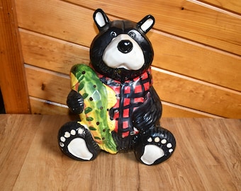Tarro de cerámica vintage con forma de oso negro con camisa de cuadros rojos sosteniendo una trucha/pez - Medidas: 30,5 cm de alto x 23 cm de ancho ***LEER***