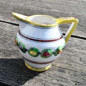 Vintage keramik/keramikskanna handmålad gräddkanna. Möjligen italiensk. Upphöjda frukter runtom 10 cm hög - **** LÄST - CHIPS ****