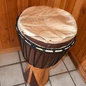 Vintage 2 voet hoge West-Afrikaanse djembé (?) met huidbeker handgesneden trommel met draagtas - 24 inch/2 voet hoog x 13 inch over de bovenkant