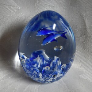 Fermacarte vintage in vetro soffiato a mano a forma di uovo con bolle controllate - Delfini blu/bianchi - Misura circa 10 cm di altezza x 7,5 cm di larghezza - Splendido