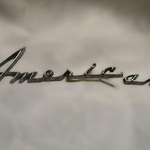 Vintage 1961 Usado Raro AMC Rambler American/Americ an Chrome Script Fender Emblema / Distintivo - Número da peça 3458092 (?) - 2 peças/sem pinos