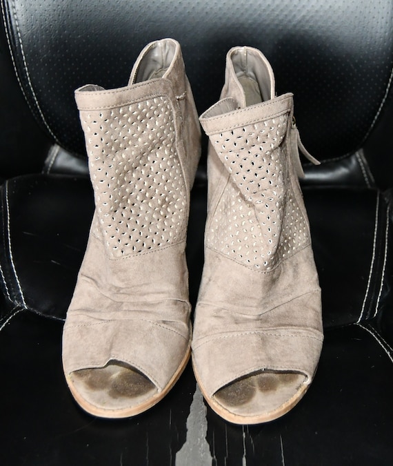 Quipid Womens Suede (?) Ankle Boots W/Open-Toe/Tan