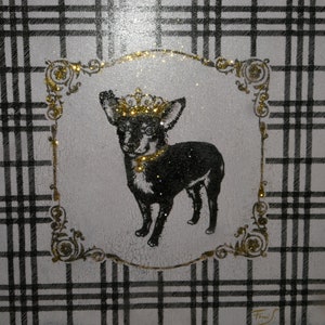 Puede incluir: Un fondo de cuadros blanco y negro con un marco de purpurina dorada. Dentro del marco hay un chihuahua negro que lleva una corona dorada y un collar dorado. El chihuahua está de pie sobre un fondo blanco.