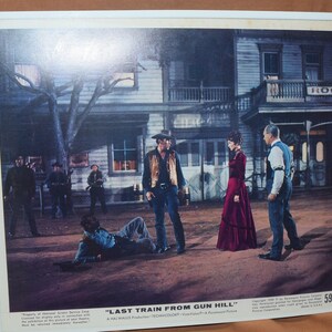 Foto promocional/Tarjeta de vestíbulo de la producción clásica de Hal Wallis / Una película de Paramount Picture: El último tren desde Gun Hill - 59/141