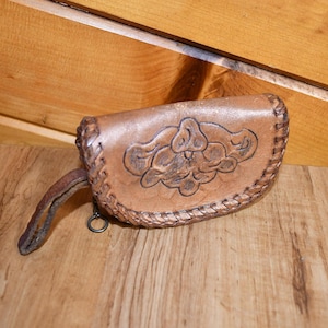 Vintage Hand punzierte Leder 1970er Jahre Geldbörse / Wristlet / Portemonnaie / Geldbörse - Western Design - Reißverschluss