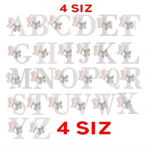 Pode incluir: Um conjunto de letras do alfabeto bordadas com desenhos de borboletas e flores. As letras são de cor cinza claro com borboletas cor-de-rosa e folhas verdes. O texto "4 Siz" aparece duas vezes na imagem.