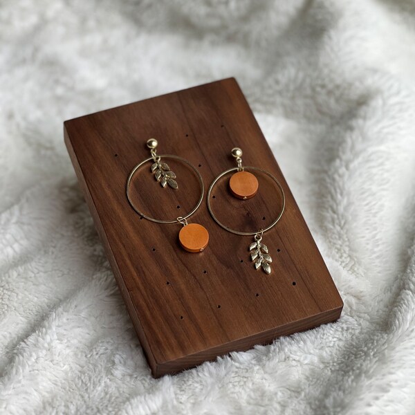 Aros chapados en oro: pendientes de plata de ley con dije de hoja