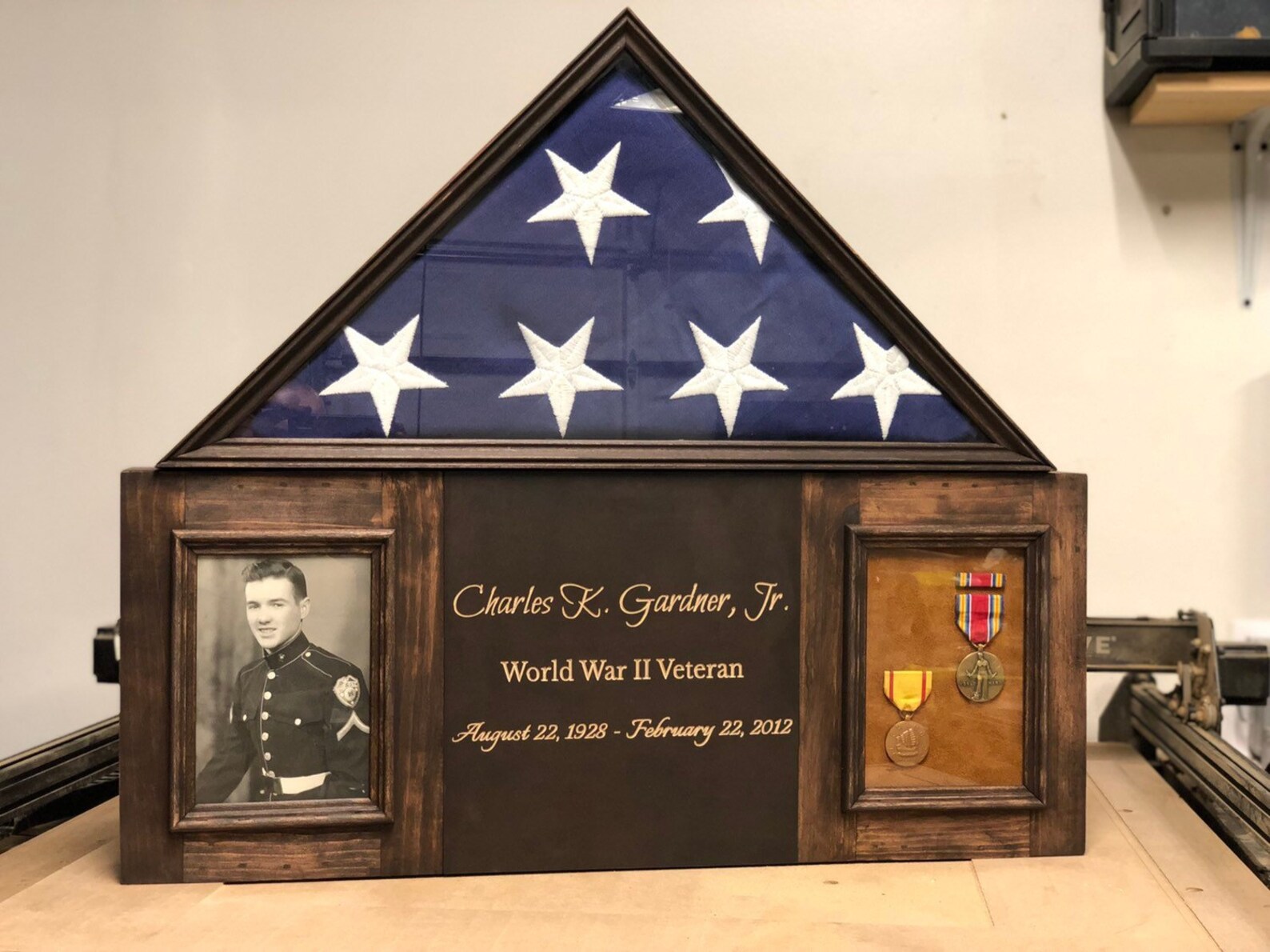 Деревянная витрина для флага. Flag display. Historical flags. Flag display. Витрина для флага.