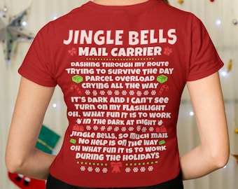 Puede incluir: Camiseta roja con el texto "JINGLE BELLS MAIL CARRIER" y un poema temático de vacaciones. La camiseta presenta un diseño festivo con cajas de regalo, bastones de caramelo y campanas, perfecta para la temporada navideña.