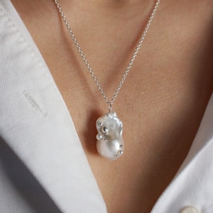 Sterling Silver Baroque Pearl Pendant Necklace: Golden Drops