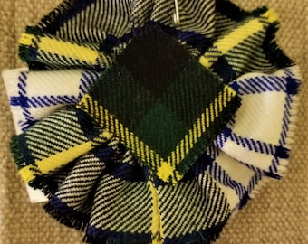 Gordon Dress Modern Tartan come Scottish Blossom, rosetta in tartan di lana per esporre spille, spille o stemmi del clan familiare.