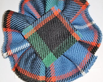 Op de afbeelding: Een blauwe, groene, rode en witte geruite stoffen strik. De strik is gemaakt van een zachte, geweven stof en is perfect om elke outfit een vleugje stijl te geven.
