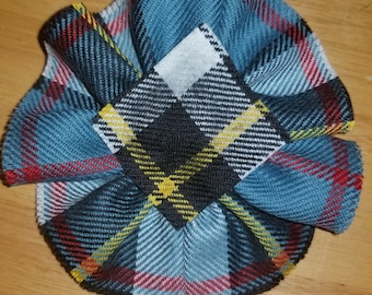 Sukienka Thompson Dress Modern (niebieska) w kratę, szkocki kwiat, wełniana rozeta w kratę do eksponowania przypinki, broszki lub odznaki klanu rodzinnego.