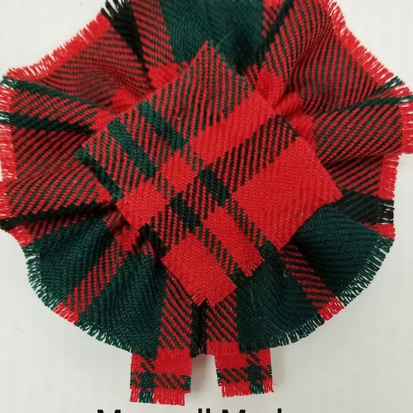 Maxwell Modern Tartan en tant que Scottish Blossom, Wool Tartan Rosette pour afficher une épingle, une broche ou un badge de clan familial.