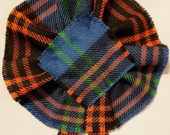 Inicio / Hume Ancient Tartan como flor escocesa, roseta de tartán de lana para exhibir prendedor, broche o insignia del clan familiar.