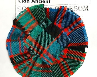 Broche escocés con roseta de lana de tartán antiguo del clan MacDonald