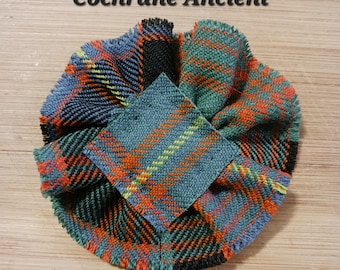 Tartán antiguo Cochrane en forma de flor escocesa, roseta de tartán de lana para exhibir como prendedor, broche o insignia del clan familiar.