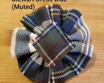 Può includere: Un papillon in tessuto a quadri blu, bianco, marrone e giallo con il testo "Stewart Dress Blue (Muted)" sopra.
