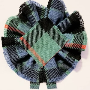 Gunn Antiker Tartan als schottische Blüte, Woll-Tartan, Rosette, Anstecknadel.