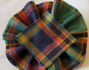 Comté d'Antrim, Irlande Tartan, Scottish Blossom, laine tartan Rosette pour exposer une épingle, une broche ou un insigne de clan familial.