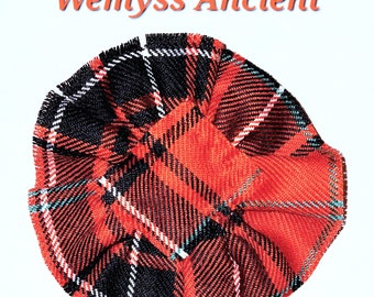 Wemyss Ancient Tartan w kolorze Scottish Blossom, rozeta z wełnianej kraty do eksponowania przypinki.