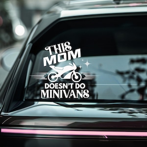 Puede incluir: Calcomanía de vinilo blanco para ventana de coche. Presenta el texto "THIS MOM DOESN'T DO MINIVANS" con un gráfico de motocicleta. El diseño está en una fuente audaz y fácil de leer, ideal para expresar una personalidad.
