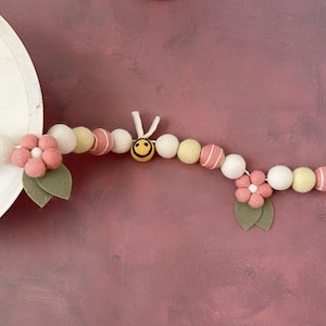 Filz Bienengirlande, Frühlingsblumen, Filz Daisy Bee Girlande, Pom Pom, Kinderzimmer Banner, Frühlingsdeko, Sommer Banner, Hummelgirlande