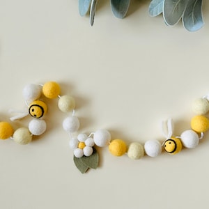 Felt Bee Garland, Spring Flowers, Felt Daisy Bee Garland, Pom Pom, Nursery Banner, Spring Decor, Summer Banner, Bumble Bee Garland