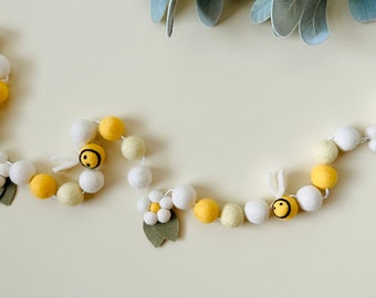 Felt Bee Garland, Spring Flowers, Felt Daisy Bee Garland, Pom Pom, Nursery Banner, Spring Decor, Summer Banner, Bumble Bee Garland